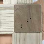 On retourne le gabarit pour marquer le côté droit