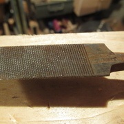 Lime triangulaire à deux tailles (marque Grobet, au mousquet), ce n'est pas un tiers-point