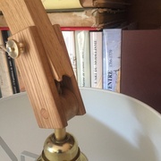 La douille est fixée sur un axe pivotant. L'ensemble est articulé.