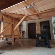 La table en place sur la remorque, avec ses deux pieds pliants à droite