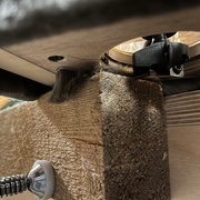 La partie fixe du balais se contente de peu de hauteur