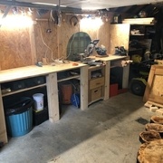 Renforts pour les piliers, qui soutiennent aussi un étage intermédiaire fourre-tout