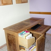 Deux tiroirs pour ranger des livres, la porte fait façade des tiroirs.