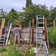 Mise en place des 5 poteaux avec des pieds réglables