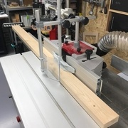 Passage du montant gauche de la porte pour l'usinage de la rainure