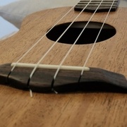 Chevalet acoustique, ukulele de @Neiru