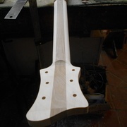 Le profil du manche est dégrossie, reste plus qu'à lui donné la forme désiré