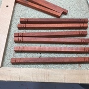 Traverses prêtes à passer sur le gabarit de scie à format