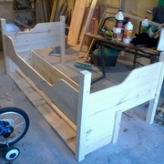 Test d'assemblage avec tête et pied de lit. La planche du côté mur n'est pas encore montée.