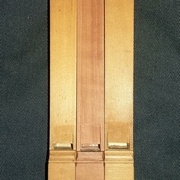 Les trois tuyaux côte à côte. Les essences employées par le facteur du XVIIIème siècle ne sont pas harmonisées: le plus petit tuyau est en poirier sur trois de ses faces, la quatrième étant, comme toutes les faces du grand tuyau en bouleau, je crois.