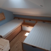 Et une chambre d'appoint prête. A noter l'optimisation des longueurs dans la pièce : le coin coupé d'établi et le banc faisant partie du lit