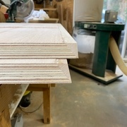 les chants en hêtre du caisson, avec un léger biseau