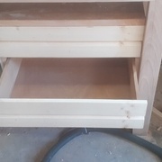 la petite planche en médium (récup) au dessus des tiroirs est en pente pour évacuer la poussière tombant du dessus