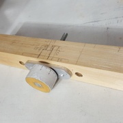 Schéma du montage, écrou + contre écrou noyés derrière la bride en alu pour tirer ou pousser le guide