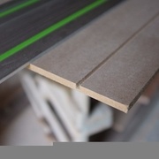 La rainure est réalisée avec une fraise droite de 6mm, sur la moitié de l'épaisseur du medium.