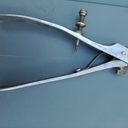 Peugeot Frères. Ici on peut voir le numéro à l'intrieur de la poignée.