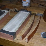 Moule en plâtre pour plaquer les grands tiroirs, le haut de ces façades de tiroirs ont été ensuite affinées à la toupie