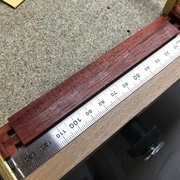 Les 2 traverses recevant la plaque de châtaignier, au traçage