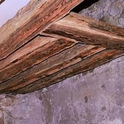 chantier  rustique  avec  chevêtre de poutraison