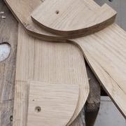 les ajouts permettant le coup double : fixer la traverse et offrir plus d'appui pour les lattes