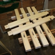 Préparation du piètement en 1/2 chevron (6x4) bois de charpente c'est pour ces mortaises que j'ai essayé la table de mortaisage sur perceuse à colonne.