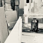 Ajout d’une traverse qui épouse la forme cintrée du plafond