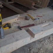 une pièce en cours de découpe et les outils