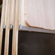 Des cornières métalliques protègent les parties en contact avec le sol