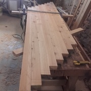 Support alignés et tracés pour passage de scie