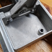 Une fois remis en place, on voit les deux vis M5 bloquées à l'aide d'un écrou.