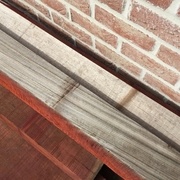 Arrivée du bois, on voit déjà clairement la différence de couleur du bois qui était stocké à l'extérieur