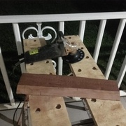 Dégrossissage des biseaux des planches du couvercle avec un disque abrasif sur plateau caoutchouc à la meuleuse, avant finition à la ponceuse