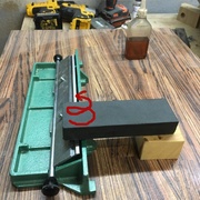 Avec une pierre on travaille le biseau avec des petits mouvements circulaires. Le bloc de bois sous la pierre aide à conserver l'angle.