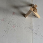 base triangle, pieds faces aplomb