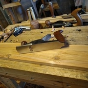 le "scrub plane" faussement appelé riflard est un super outil pour dégrossir!
