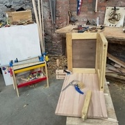 L'établi des gamins en fond (trouvé à Emmaüs mais hyper stable , plus que le mien)