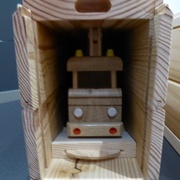 La rampe mobile qui coince le camion pour le transport.