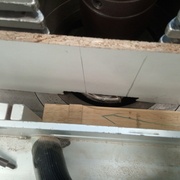 les 2 repères sur le guide continu indiquent là où l'outil commence et finit d'usiner