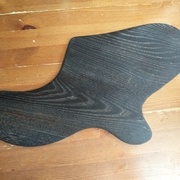 pickguard en chêne (vieille armoire récupérée avant la déchetterie)