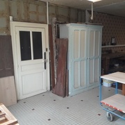 La partie gauche une armoire (qui vient d'un couvent) pour l'électro portatif et un établi