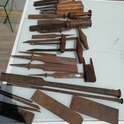 Le lot complet d'outils, avec de beaux ciseaux-bédanes de 34mm jamais montés ;) !