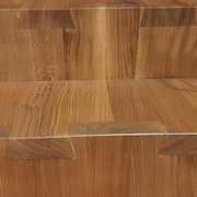 chaque marches est liées par des queues d'aigles