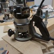 Patron de la traverse - Coupe à la toupie avec un couteau copieur.