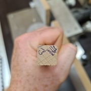 On voit très bien la différence des deux chanfreins si on ne fait pas de montage