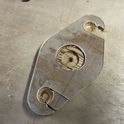 On note les petits ergots censés bloquer la pièce en position sur les deux colonnes