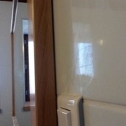 le miroir semble "collé" au carrelage grace au système d'accroche