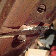 ...dû à un mauvais ajustement du coin et au copeau qui se glisse dessous.