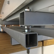 Vue du systeme d'ajustment de la hauteur a l'une des 4 extremites de la table (l'ajustment se fait autour du tube du bas de preference)