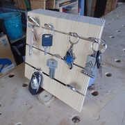 La rainure du bas est un peu large pour permettre le passage de clés un peu plus épaisses.