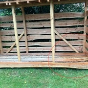 On voit que l'intérieur de l'abri est mouillé quand il pleut.